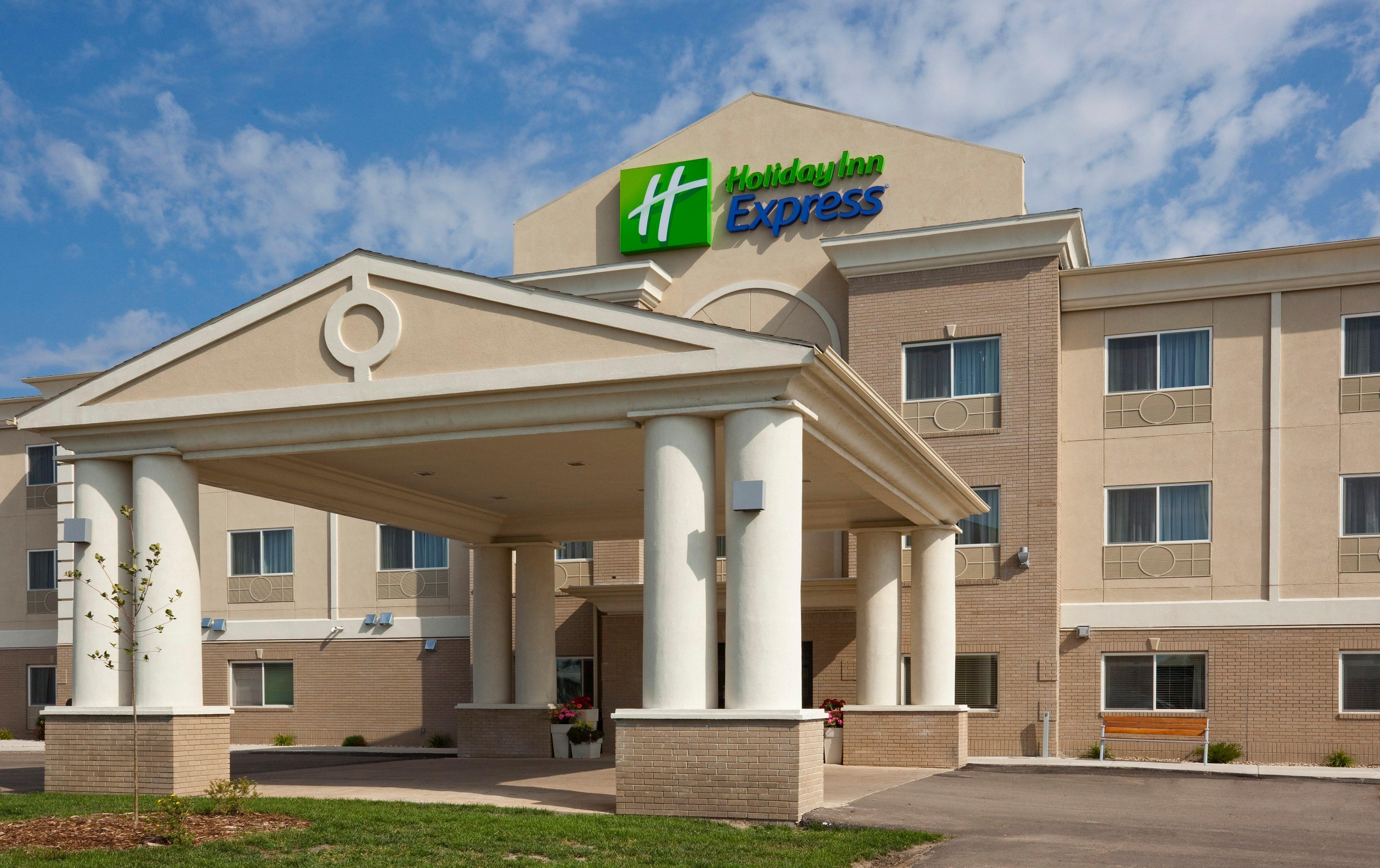 Holiday Inn Express Devils Lake By Ihg Bagian luar foto
