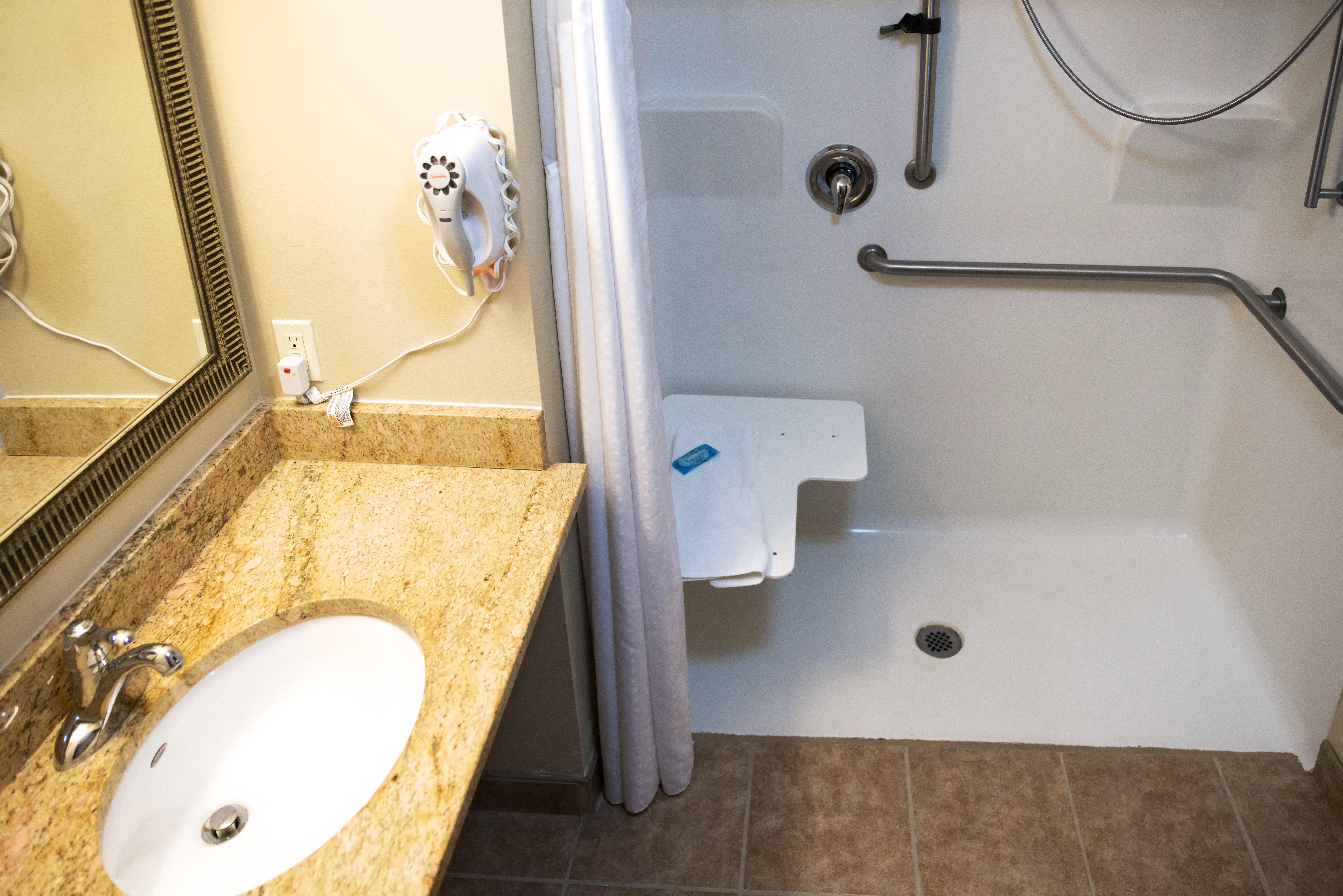 Holiday Inn Express Devils Lake By Ihg Bagian luar foto
