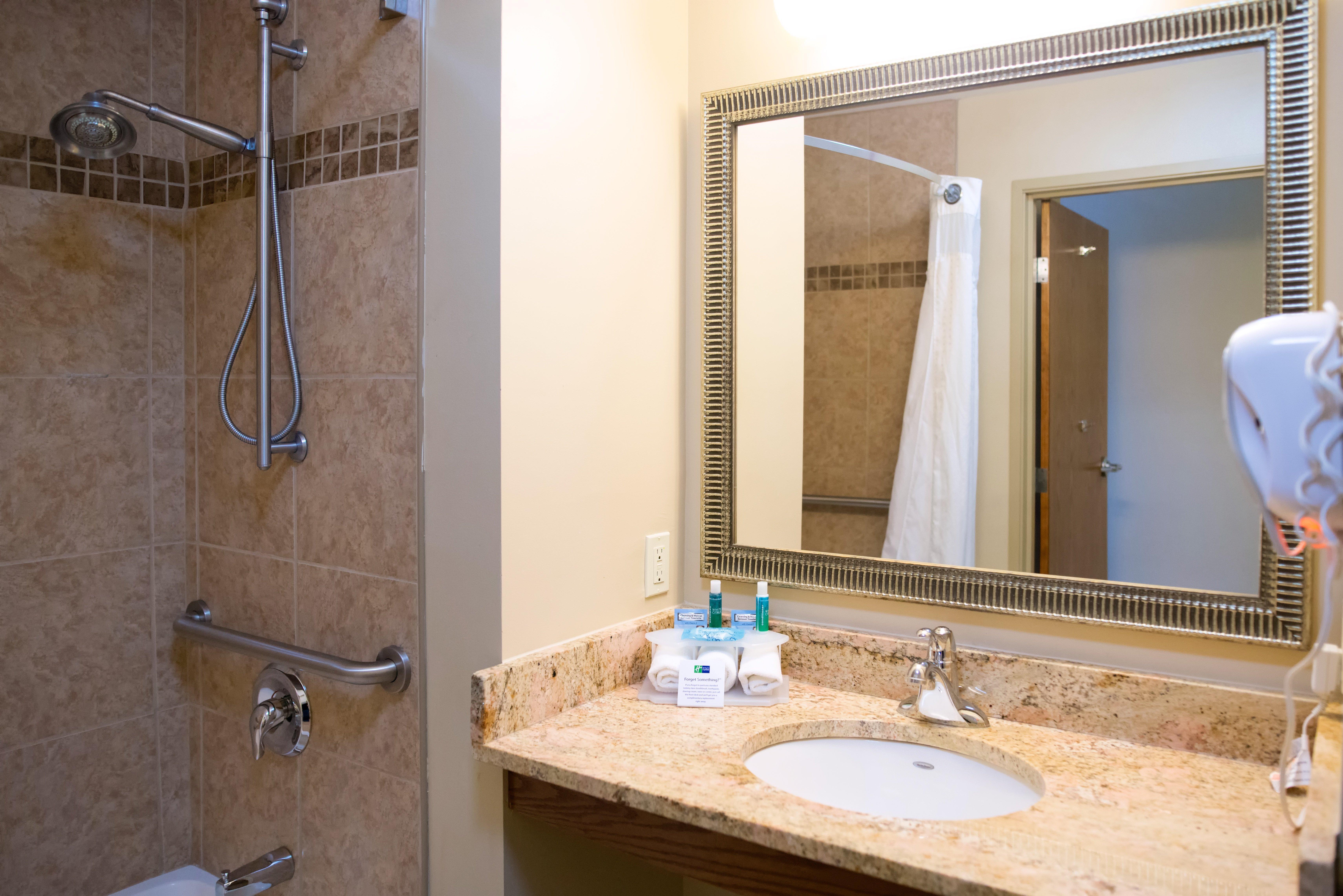 Holiday Inn Express Devils Lake By Ihg Bagian luar foto