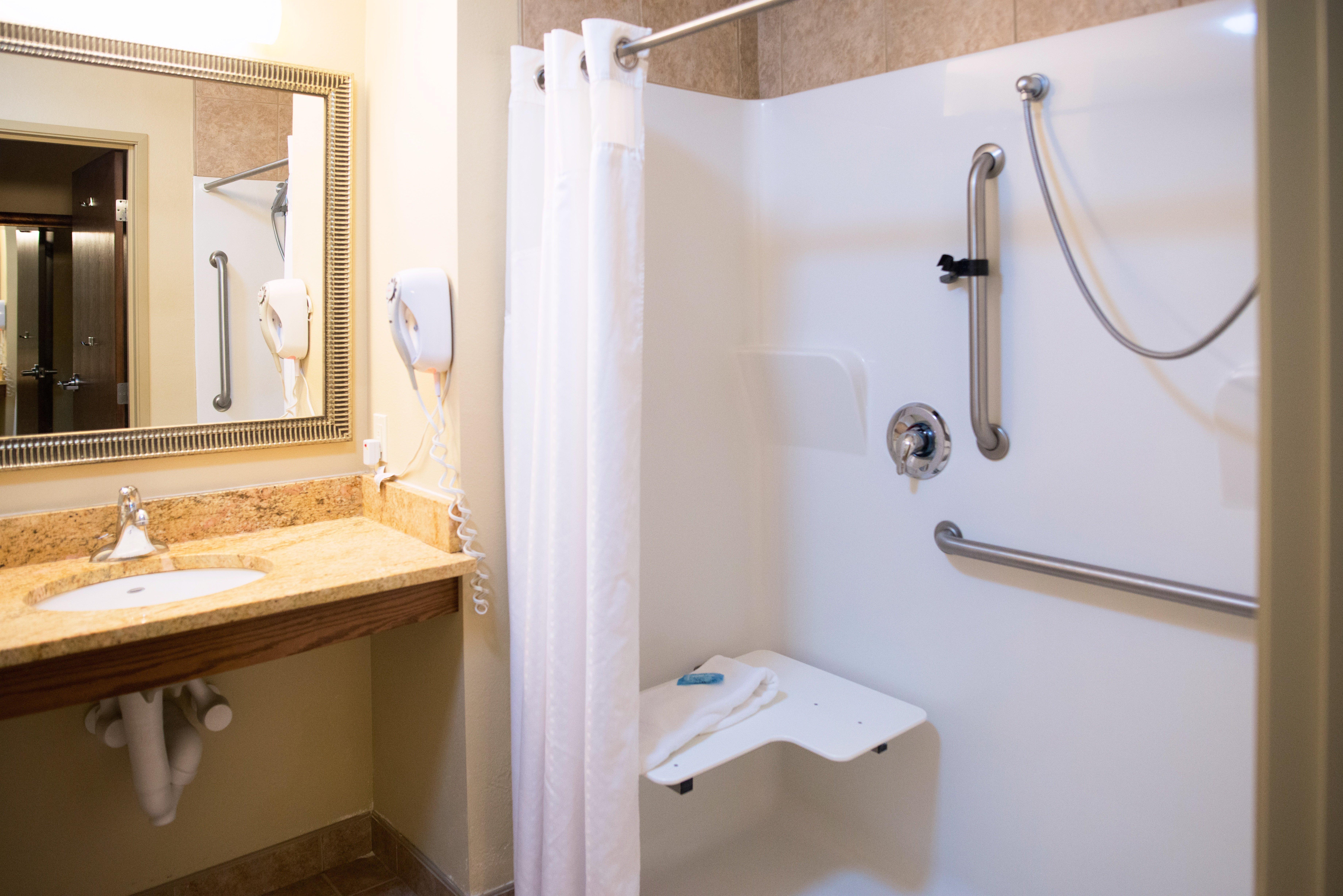 Holiday Inn Express Devils Lake By Ihg Bagian luar foto