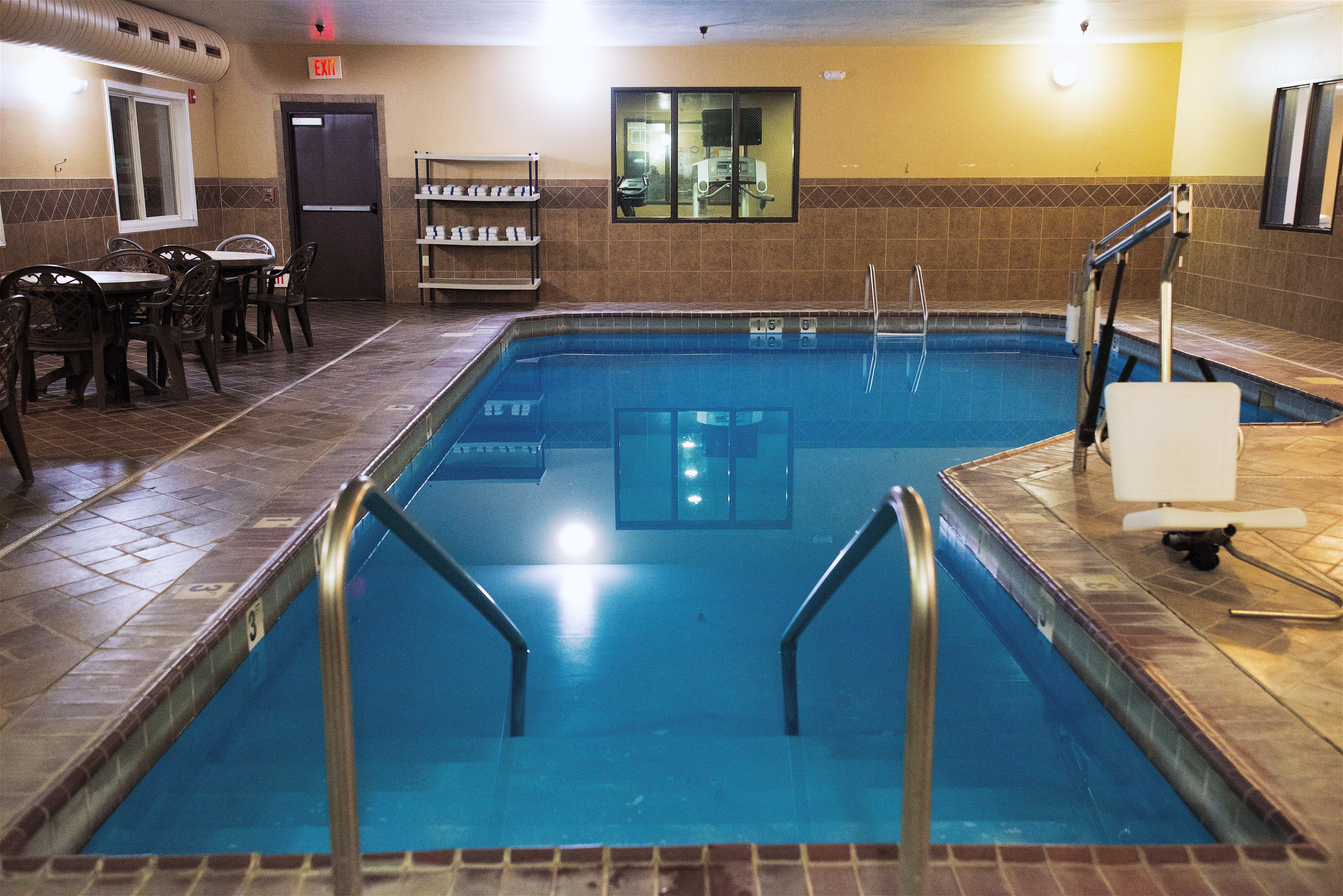 Holiday Inn Express Devils Lake By Ihg Bagian luar foto
